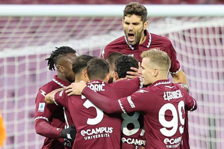 Sin Memo Ochoa, Salernitana logra su primer triunfo