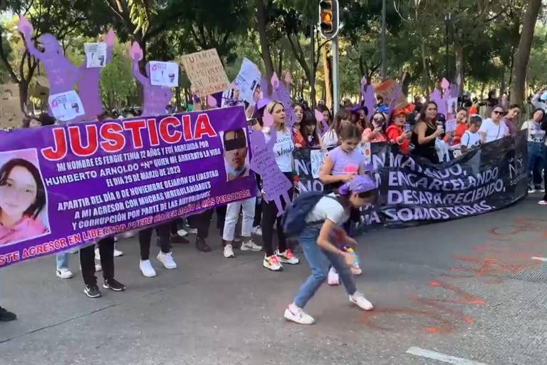 Mujeres marchan en CDMX por el Día Internacional de Eliminación de la Violencia contra ellas