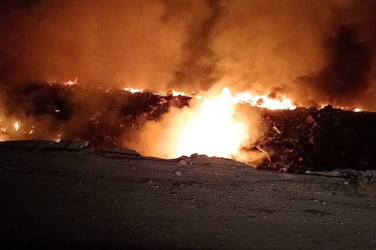 Se incendian las fosas de Piggy Back; bomberos aún combaten las llamas