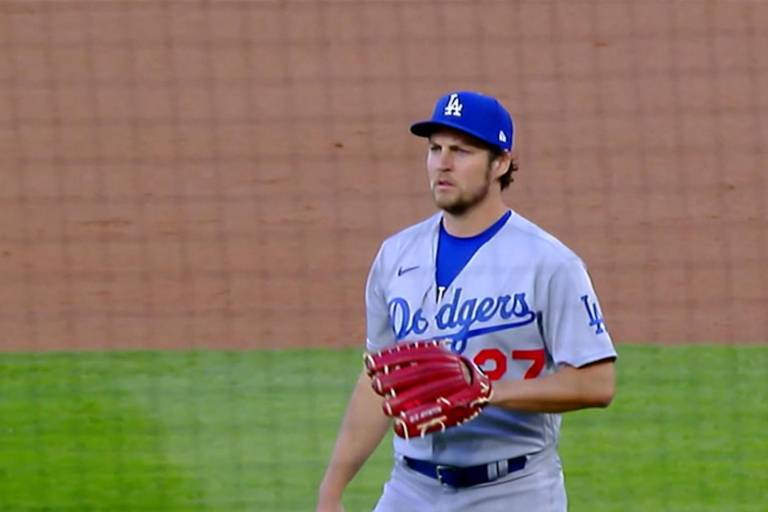 Bauer coquetea con sin hit en debut con Dodgers
