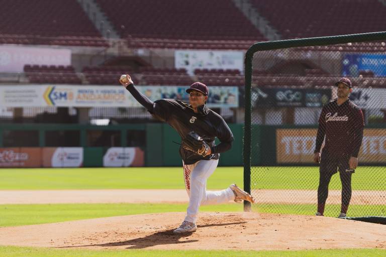 Víctor Castañeda trabaja con sesión Live BP desde el bullpen, en la práctica de Tomateros de Culiacán