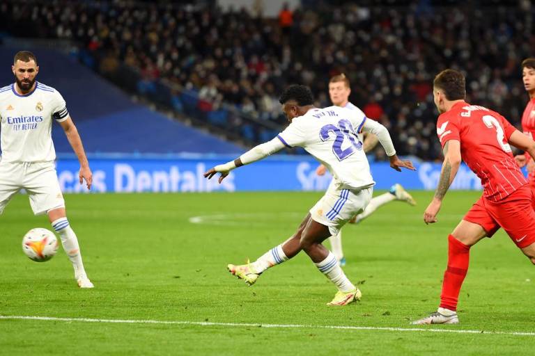 Vinicius Jr. mantiene como líder al Real Madrid al marcar un golazo ante el Sevilla