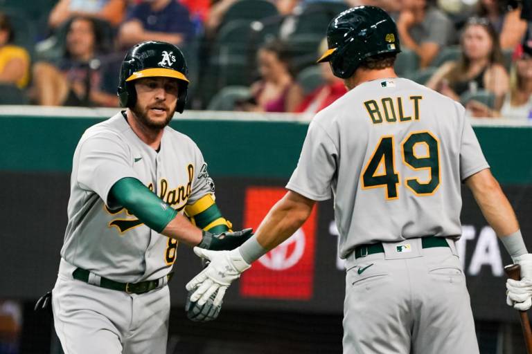 Oakland ataca temprano y vence a Texas