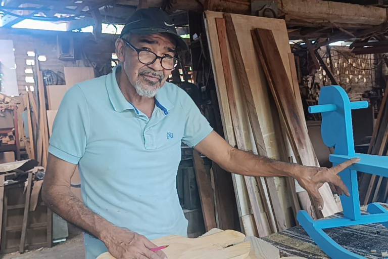 En Escuinapa, Iván Aurelio Aguilera conserva la tradición de los caballitos de madera