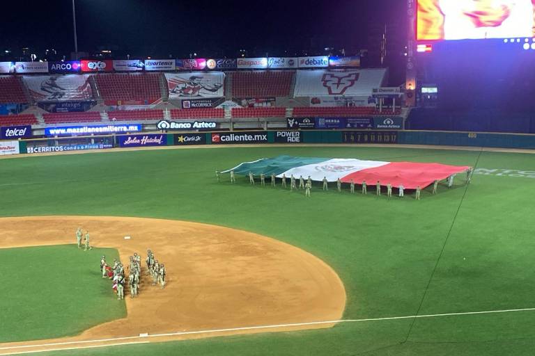 Ejército Mexicano, Fuerza Aérea y Guardia Nacional realizan despliegue de Bandera Monumental en Mazatlán