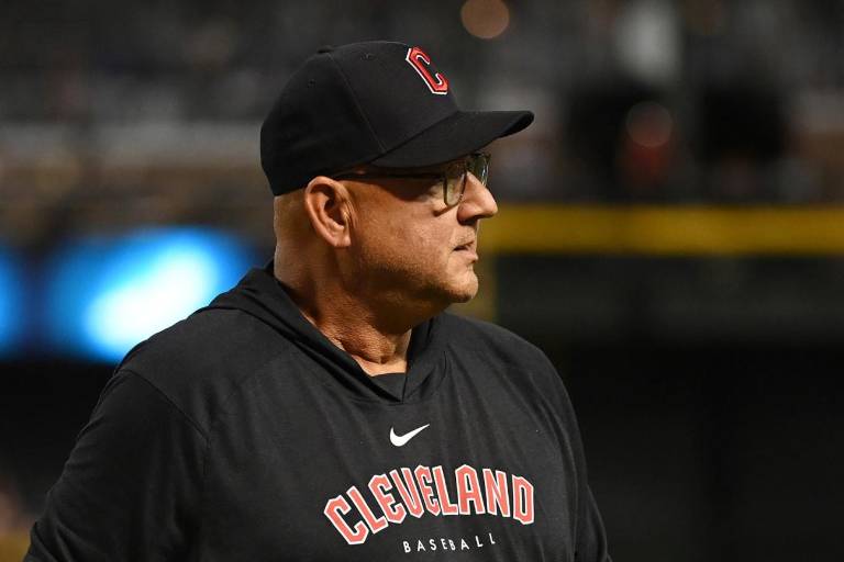 Francona regresa a dirigir a Guardianes tras susto por su salud