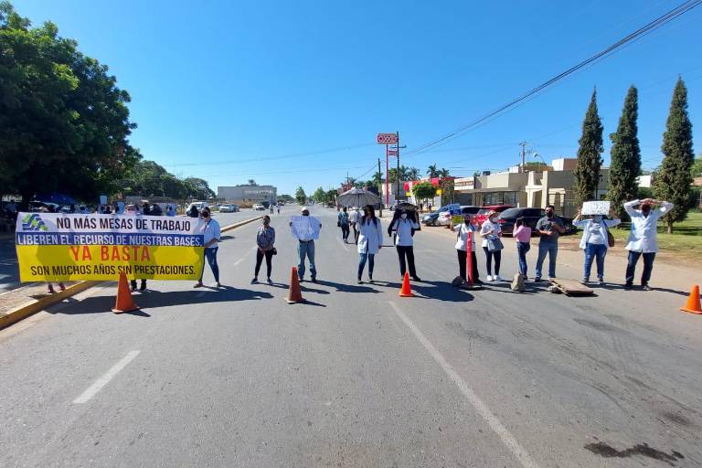 Endurecen protestas trabajadores de la salud en Guasave; bloquean salida a Las Glorias