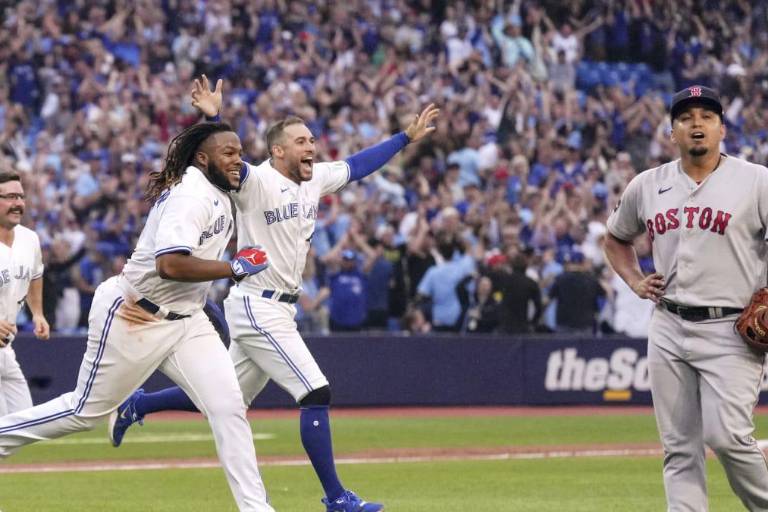 Azulejos dejan tendidos a Medias Rojas en 13 innings