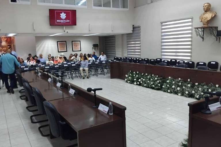 Llegan ya invitados a la Sala de Cabildo a la toma de protesta de Estrella Palacios como Alcaldesa de Mazatlán