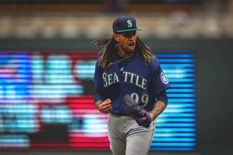 Marineros navegan al triunfo en entradas extras en Minnesota