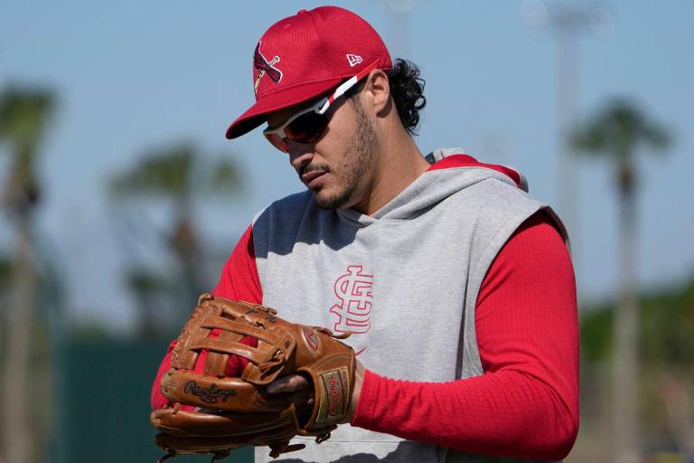 Nolan Arenado reporta con Cardenales y afirma estar en el lugar correcto