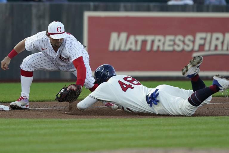 Cachorros superan a Rojos en partido de Field of Dreams
