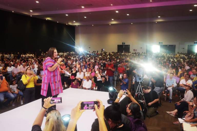 Reciben a Xóchitl Gálvez en medio de aplausos y batucada en Mazatlán