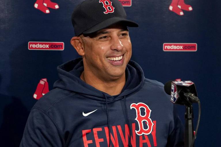 Bill Belichick desea suerte a Alex Cora este octubre