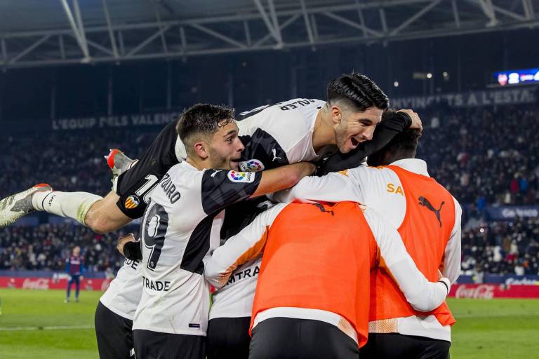Valencia remonta, se lleva el derbi y deja al Levante hundido