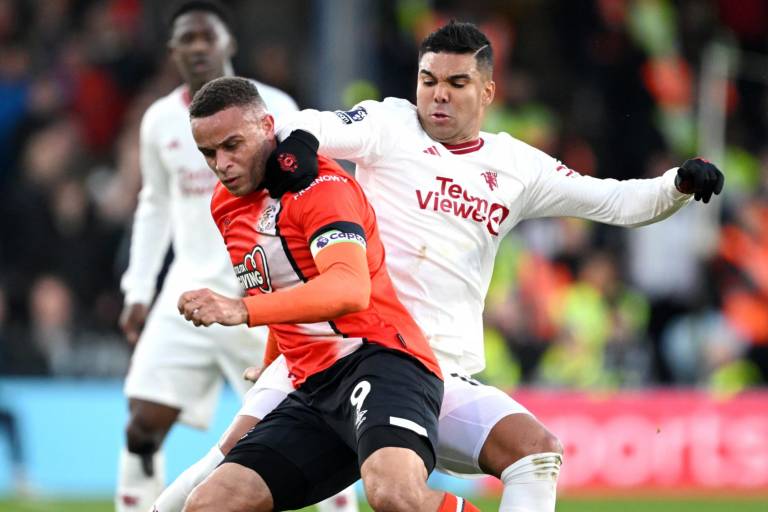 Manchester United gana duro partido al Luton Town y se acerca a puestos europeos