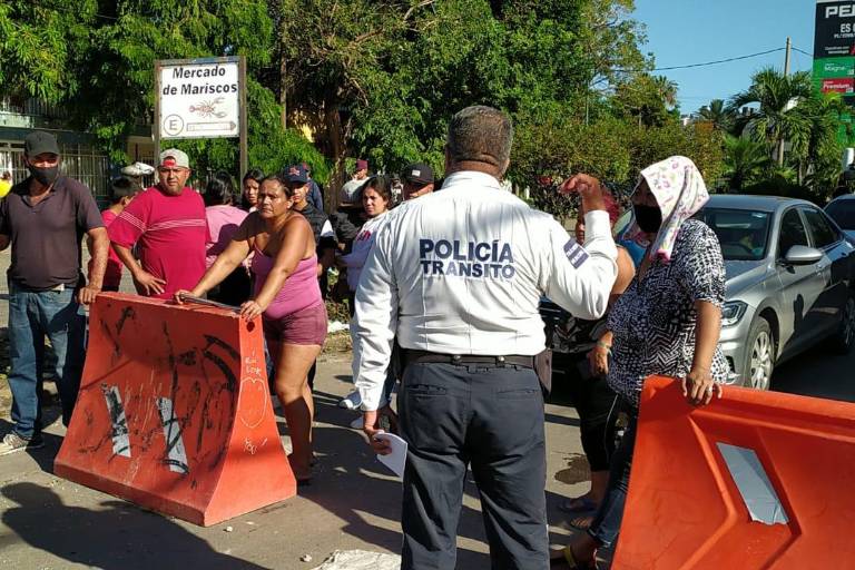 Bloquean colonos Avenida Emilio Barragán porque tienen más de 30 horas sin luz en la Colonia Gabriel Leyva