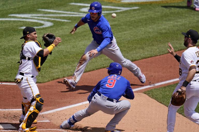 Astucia de Javier Báez impulsa barrida para Cachorros
