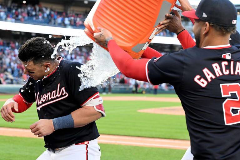Hit de oro de Joey Meneses da triunfo a Nacionales sobre Astros en 10 innings