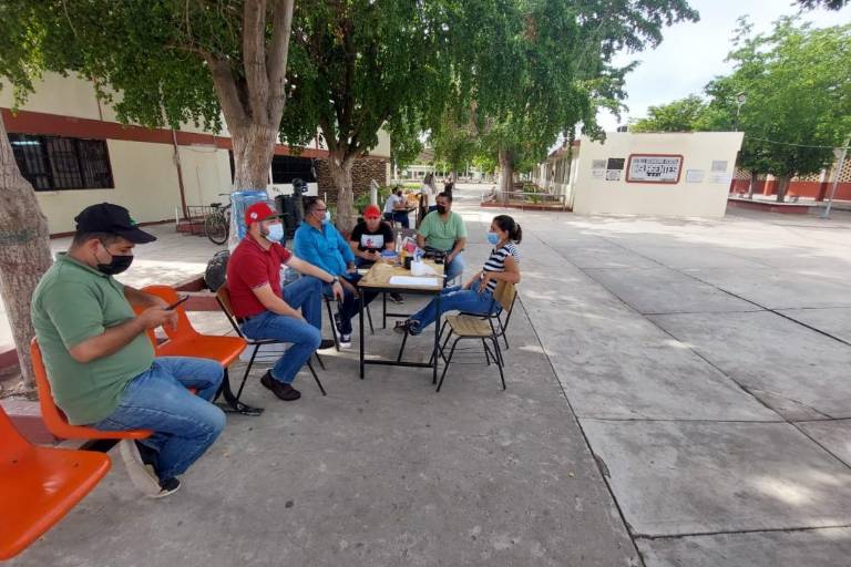 En Guasave, maestros de una secundaria mantienen plantón; insisten en la destitución de la directora