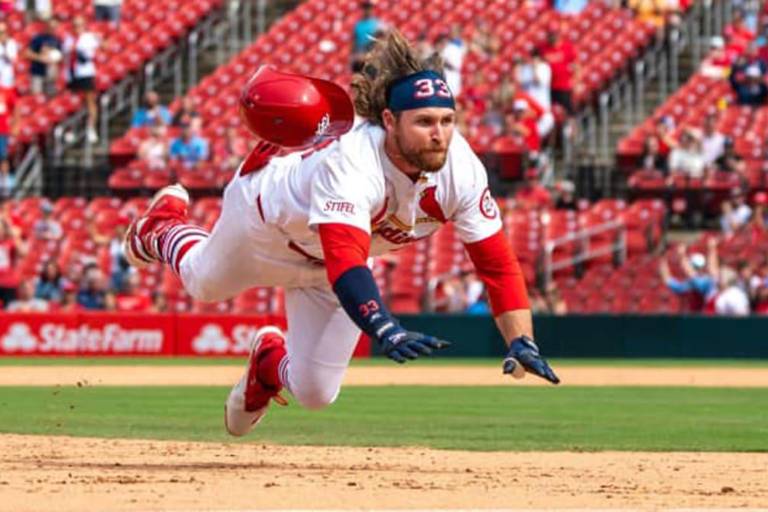 Cardenales vencen para barrer una serie por primera vez en la campaña