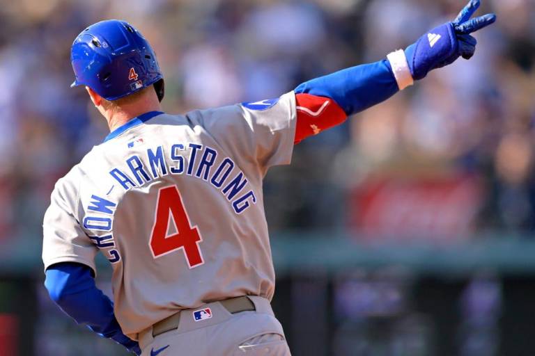 Con 2 jonrones, Crow-Armstrong impulsa a Cachorros a triunfo que les da serie en Los Ángeles