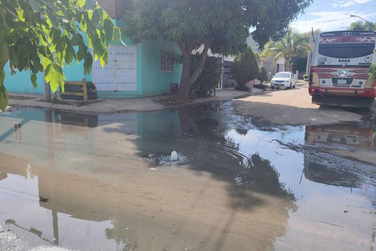 Aguas negras recorren las calles de Santa Teresa, en Mazatlán