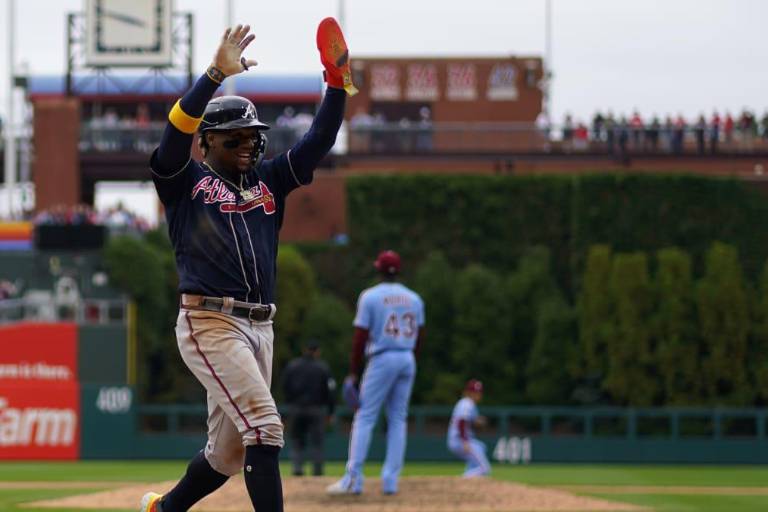 Bravos vencen a Filis en extras y llegan a ocho triunfos en fila