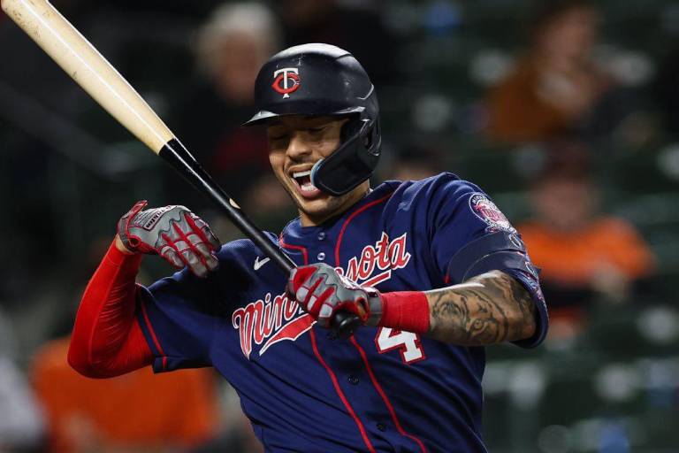 Carlos Correa, a pruebas de seguimiento por posible fractura en dedo, anuncian los Twins