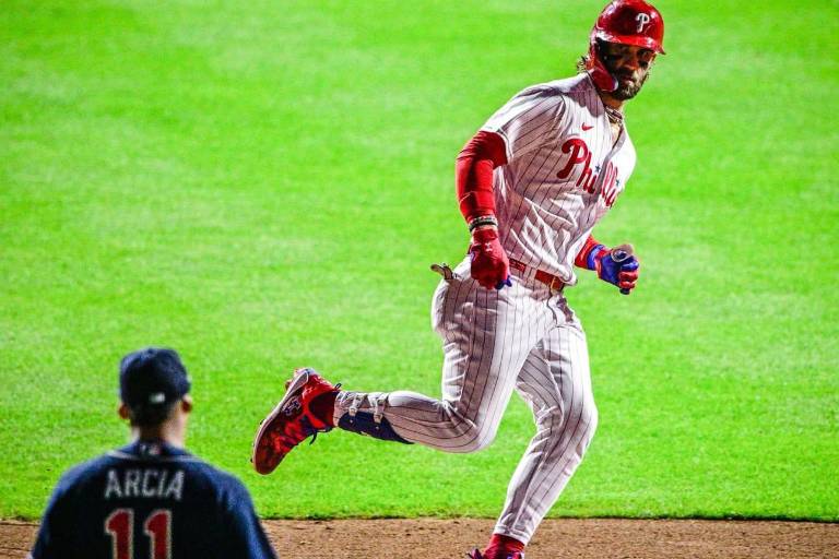 Con 6 HR, Filis tunden a Bravos en Juego 3