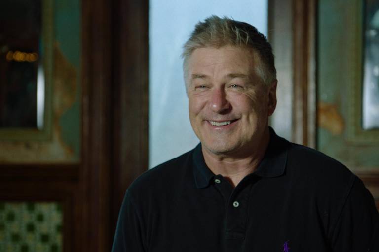 Alec Baldwin llega a acuerdo con la familia de Halyna Hutchins, la mujer a la que mató por accidente en un set de filmación