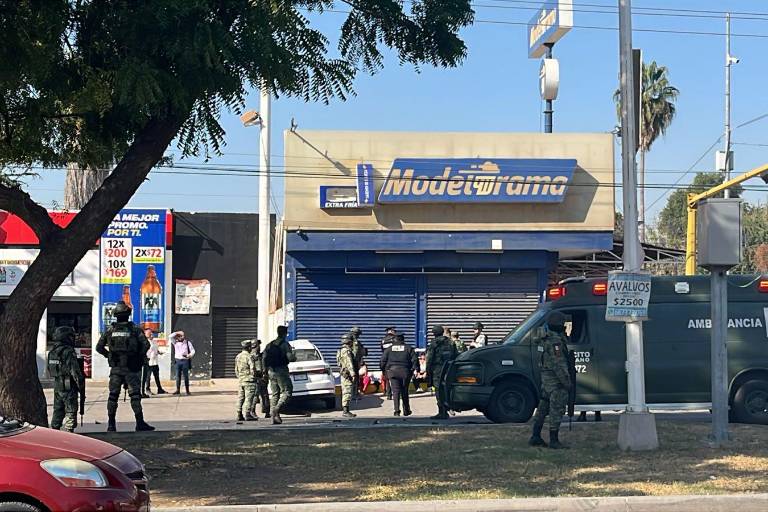 Choca ambulancia del Ejército contra vehículo particular en la colonia Margarita, en Culiacán