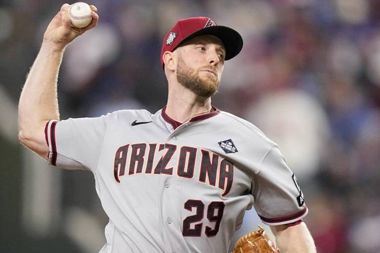 Diamondbacks apalea a Rangers y empata la Serie Mundial