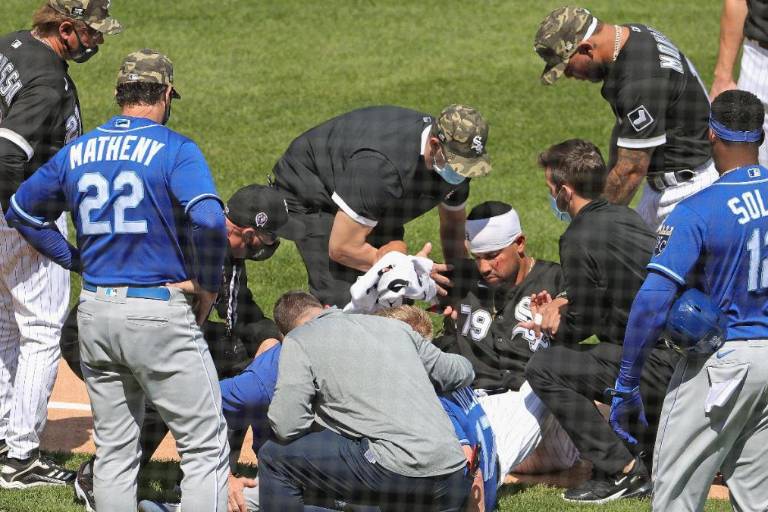 Reales ganan a Medias Blancas en juego opacado por colisión