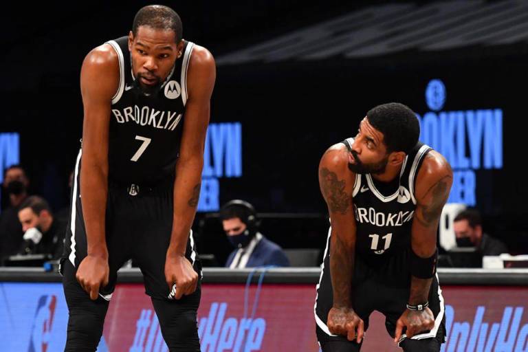 Kevin Durant y Kyrie Irving ingresan a los protocolos de Covid-19
