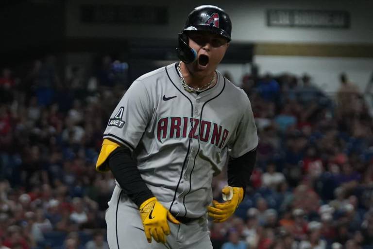 Pederson y Suárez lideran triunfo de D-backs sobre Guardianes en extras