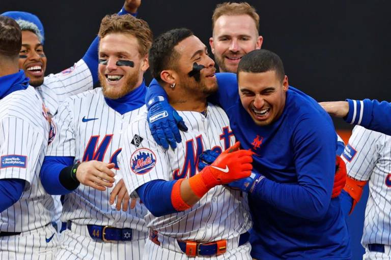 Mendoza consigue primer triunfo como mánager tras reacción de Mets en la novena