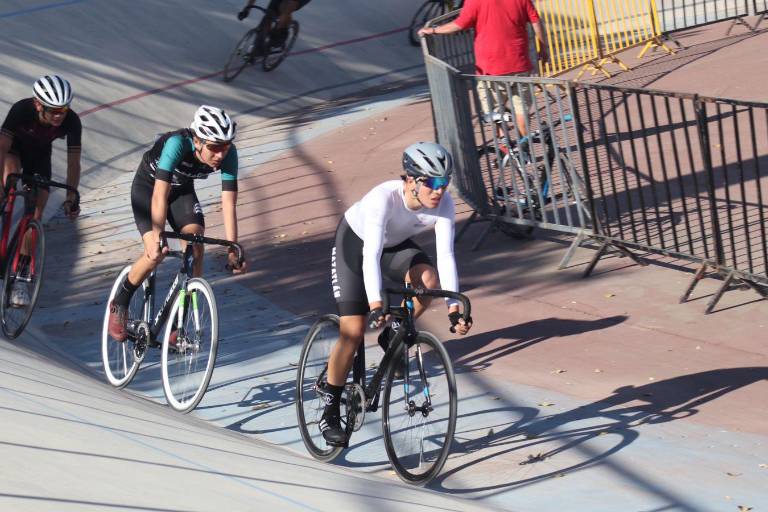Mazatlán cosecha 4 medallas en estatal de ciclismo de pista