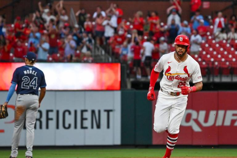 Cardenales ascienden a Walker y designan para asignación a Pham