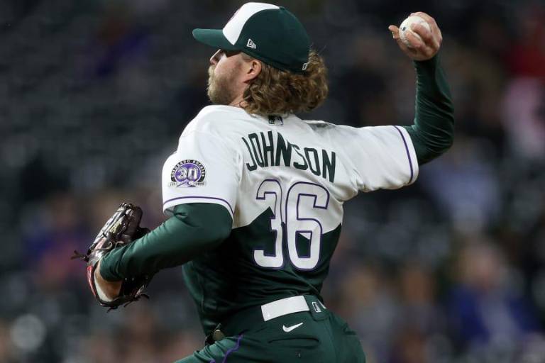 Bravos suman a relevistas Johnson y Hearn vía cambios