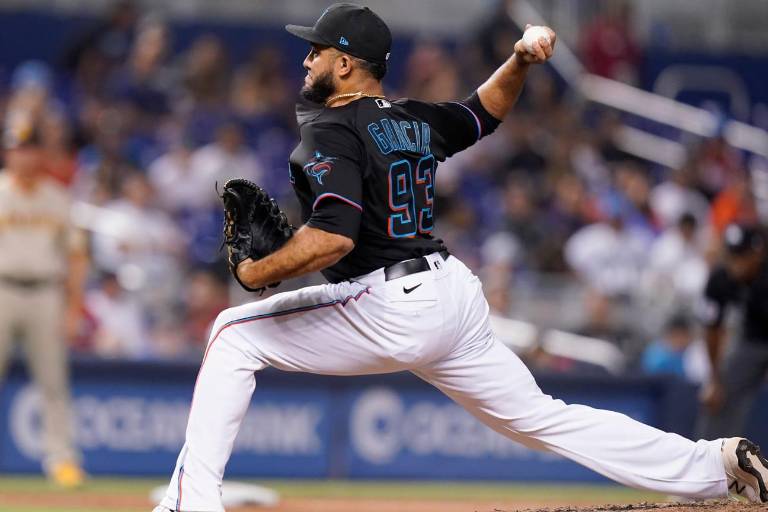 Astros de Houston agrega más pitcheo de relevo en cambio con los Marlins de Miami