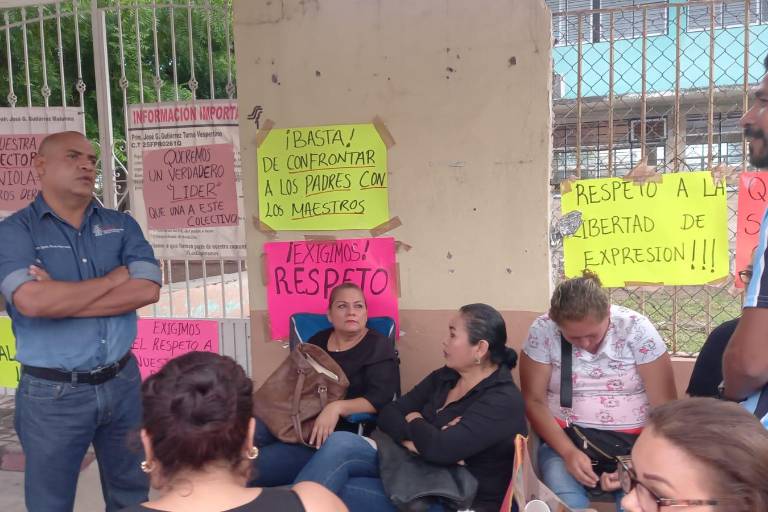 Toman primaria en Escuinapa; exigen destitución de la directora por hostigamiento laboral