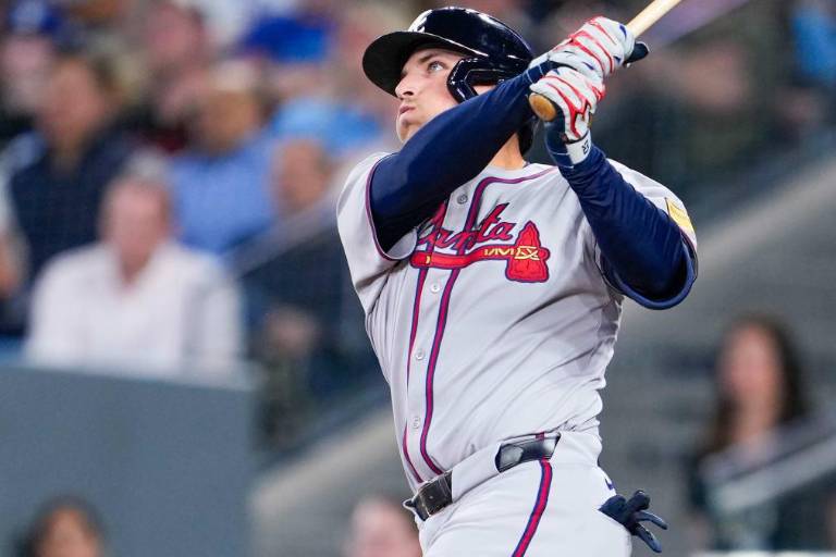Austin Riley se vuela la cerca dos veces para guiar a Bravos sobre Azulejos