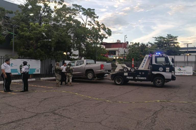 Aseguran vehículo robado que se dejó en estacionamiento público del Paseo del Ángel, en Culiacán