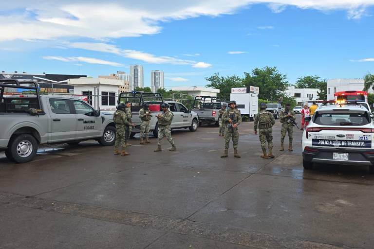 Seis marinos resultan lesionados tras volcadura de camioneta en Tres Ríos, Culiacán