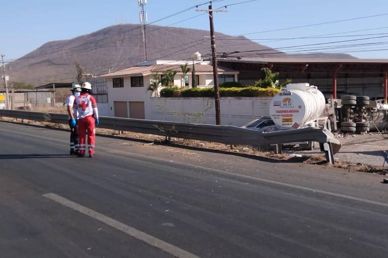 Pipa de gasolina vuelca en la Culiacán-Mazatlán: una mujer muerta y dos heridos