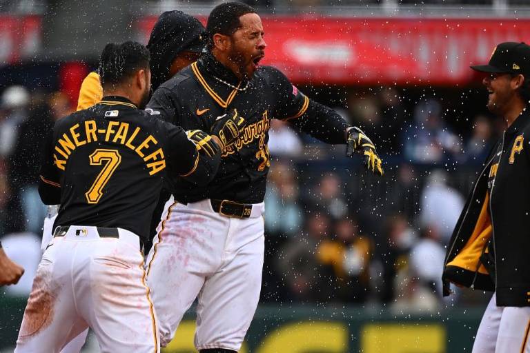 Piratas frenan escobas de Yanquis con hit de Pham en la undécima