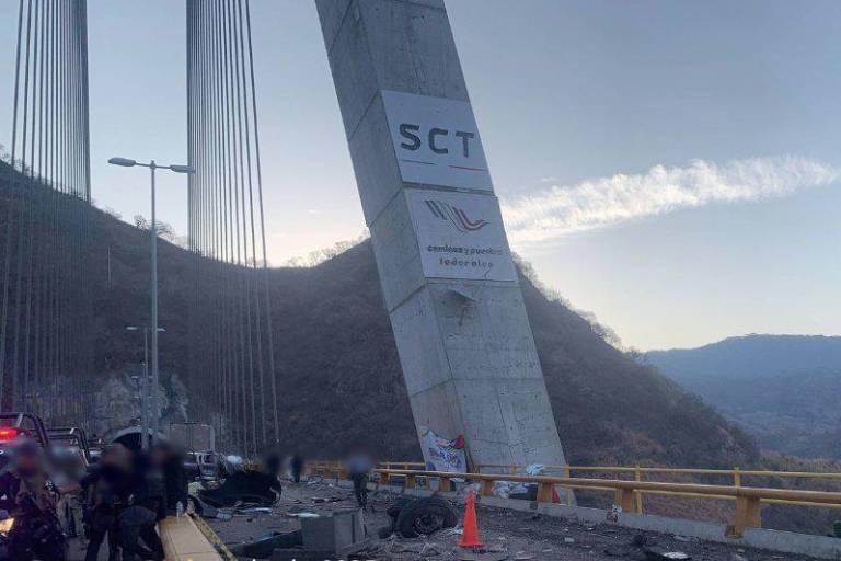 Tres agentes fallecen tras volcadura de tráiler en el Puente Baluarte