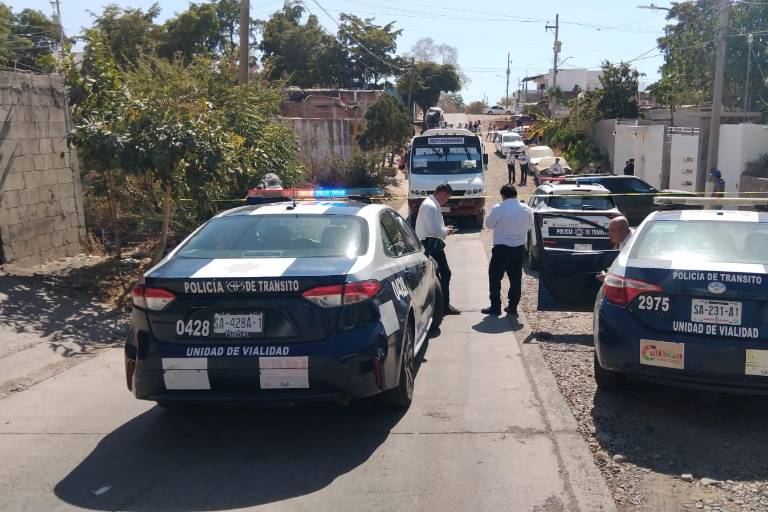 Choque entre camión urbano y motocicleta deja a un menor de edad sin vida, en Culiacán
