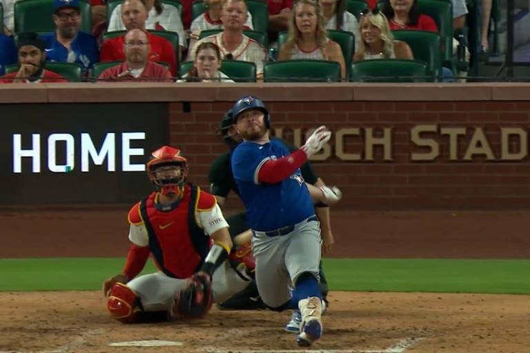Gran noche de Alejandro Kirk impulsa a Azulejos sobre Cardenales en 10 inning